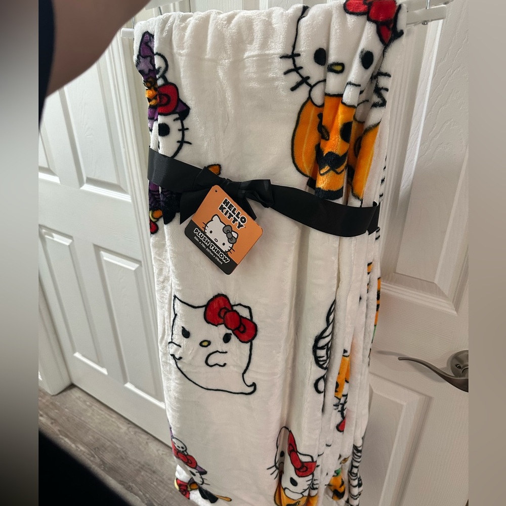Hello Kitty throw blanket 🤍
